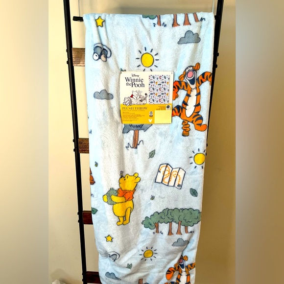 Winnie the Pooh Winter Holiday  Throw - Picture 1 of 4